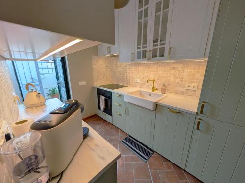 2BR House with Rooftop Terrace, 8 min Walk to Center