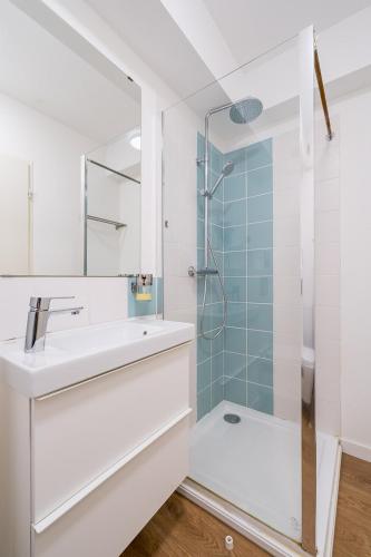 a bathroom with a sink and a shower at High Five - Chambre Calme Sur Les Ramblas in Toulouse