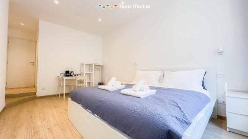ein Schlafzimmer mit einem großen Bett, auf dem zwei Handtücher liegen in der Unterkunft Sapri 29, Terre Marine in La Spezia