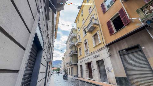 eine Gasse mit Gebäuden in einer Stadtstraße in der Unterkunft Sapri 29, Terre Marine in La Spezia