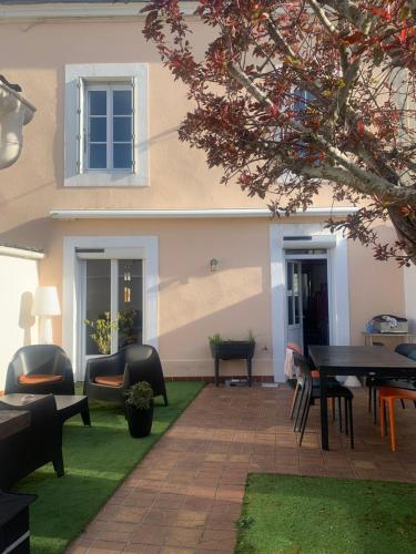 Maison complete proche circuit 24h centre ville 10 à 12 personnes 5 chambres 3 salles de bain