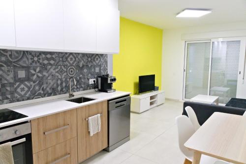 Apartamento REFORMADO en 2021 a 100m Playa Morro de Gós 1 Dormitorio y salón con sofá cama Parking privado