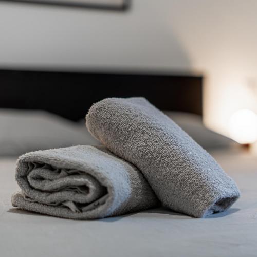 a towel sitting on top of a bed at Le Carré D'Or - Chambre Calme En Hypercentre in Toulouse