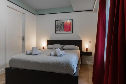 a bedroom with a bed with two pillows on it at Le Carré D'Or - Chambre Calme En Hypercentre in Toulouse