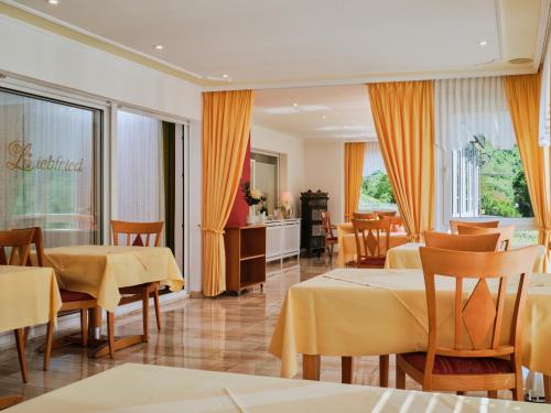 a hotel room with two beds and a dining area at Ferienweingut-Liebfried in Nehren