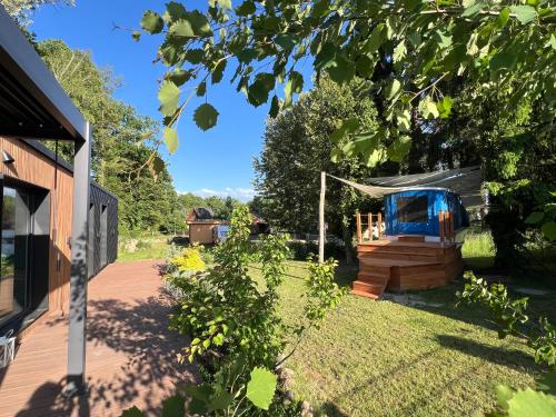 a house with a gazebo in a yard at Ferienhaus am See in Körba in Lebusa