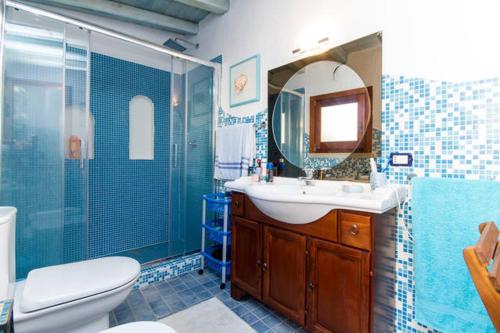 サンタンティーオコにあるAuthentic Sardinian Homeのバスルーム(シンク、シャワー、トイレ付)