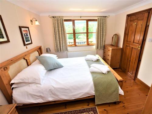 a bedroom with a bed and a window at 1 Bed in Liskeard oc-nutha in Warleggan
