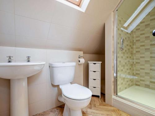 a bathroom with a toilet and a sink and a shower at 3 Bed in Launceston oc-oldoa in North Hill