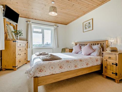 a bedroom with a large bed and a window at 3 Bed in Padstow oc-treba in Saint Merryn