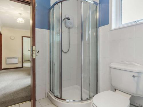 a bathroom with a shower and a toilet at 2 Bed in Falmouth oc-tvean in Constantine