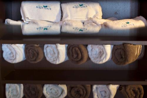 a bunch of towels are on a shelf at Mira Spiaggia in San Vito lo Capo