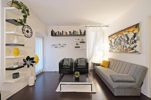 a living room with a couch and a table at Downtown Apartment - Gardagate in Salò