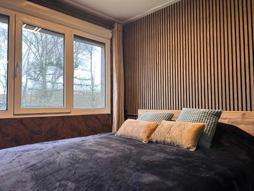 a bedroom with a bed with two pillows on it at Vinkenland in Koningslust