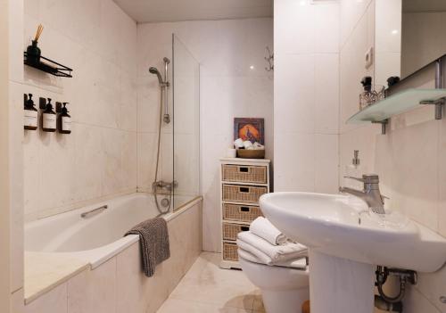 Bright Apartment with Terrace on Paseo de Gracia