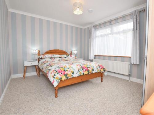 a bedroom with a bed and a window at 1 Bed in Wadebridge oc-42756 in Wadebridge