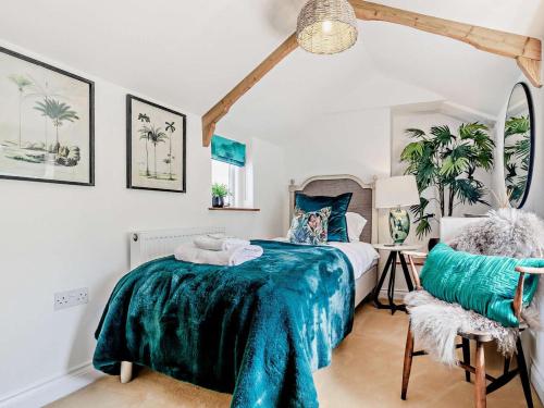 a bedroom with a bed with a green blanket at 2 Bed in Hayle oc-90552 in Phillack