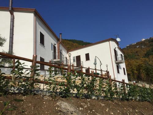 un bâtiment avec une clôture devant lui dans l'établissement Villa Santa Maria, à Santa Maria del Molise