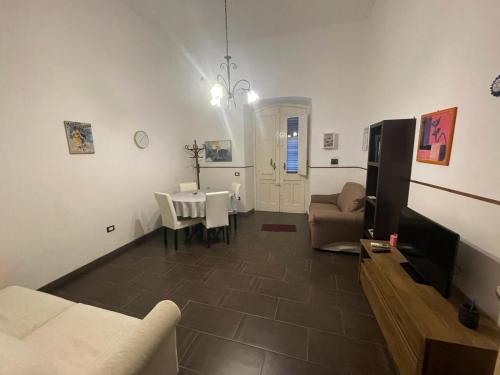 a living room with a couch and a table at Casa Frisella in Marsala