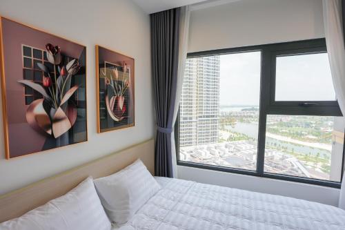 a bedroom with a bed and a large window at STUDIO Vinhomes Grand Park , thành phố Hồ Chí Minh in Long Bình