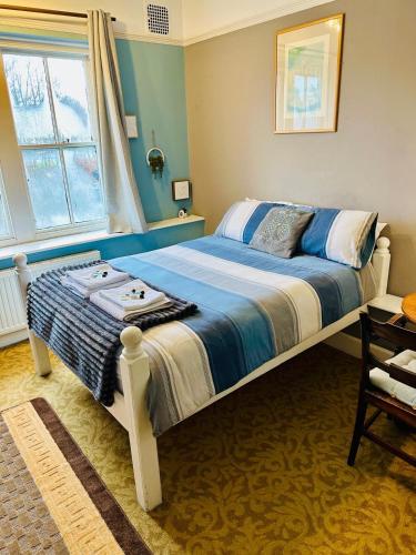 a bedroom with a bed and a window at The Lincoln Arms Pub & Rooms in Dorking