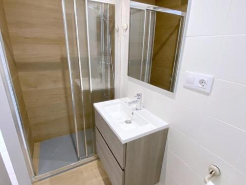 Bel appartement rénové en bord de plage avec parking privé à Roses