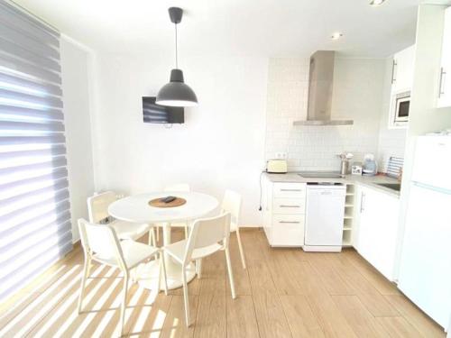 Bel appartement à Roses, 2 chambres, terrasse, parking privé