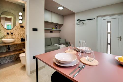 BRUNO and BRUNA Studio Apartments - With Private Parking