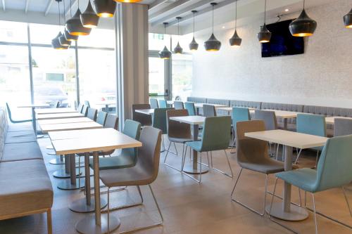 a row of tables and chairs in a restaurant at Park Hotel Porto Gaia in Vila Nova de Gaia