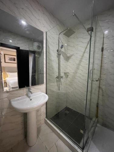 ein Badezimmer mit Waschbecken und Dusche in der Unterkunft Ringruby Hotel, Oladipo Bateye in Lagos
