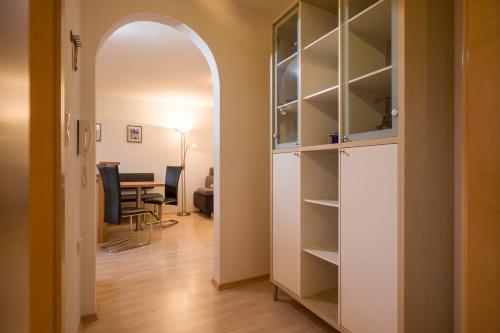 Ein Torbogen führt in ein Zimmer mit einem Esszimmer. in der Unterkunft Appartement Unterbering in Söll
