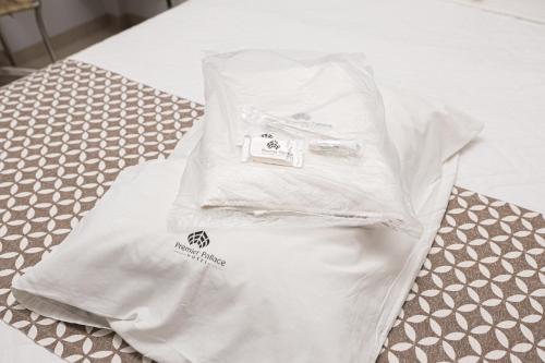a white bag sitting on top of a table at Premier Pallace Hotel in Araguaína