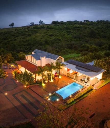 an aerial view of a house with a swimming pool at Nubária Residences in San Pablo Etla