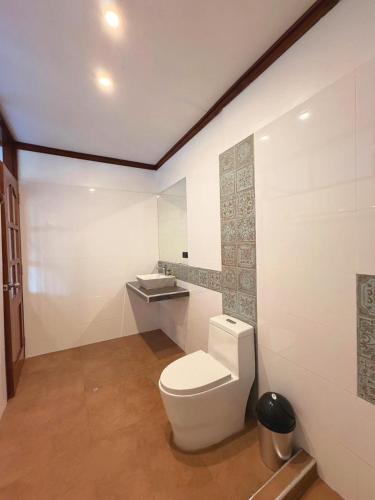 a bathroom with a toilet and a sink at Andina Amazon Lodge in Chachapoyas