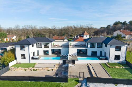 an aerial view of a house with a swimming pool at BELLEVUE 1, piscine, jacuzzi, sauna in Champcevinel