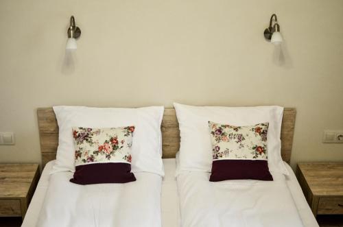 Postel nebo postele na pokoji v ubytování Páva Apartmanház