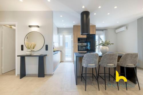 Grand APT with Whirpool & Fireplace Near Beach