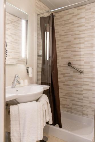 a bathroom with a sink and a shower at Park Hotel Porto Valongo in Valongo