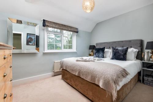 a bedroom with a large bed and a window at LUXURIOUS Country Rooms in Hurley - THE FOX in Hurley