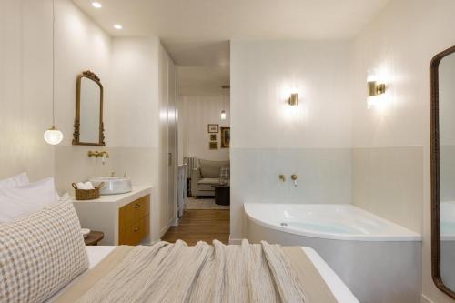 Romantic Getaway w Whirlpool & Fireplace