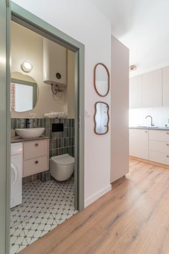 a bathroom with a toilet and a sink at Cloud Comfort Studio Willa Miejska Górka in Miejska Górka