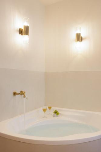 Romantic Getaway w Whirlpool & Fireplace