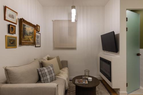 Romantic Getaway w Whirlpool & Fireplace