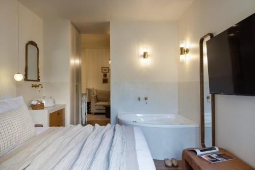 Romantic Getaway w Whirlpool & Fireplace