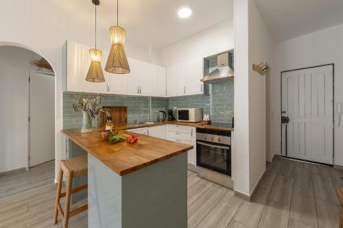 Foto WOW Flat 200m Beach, 10min Downtown, Terrace With Sea View 5