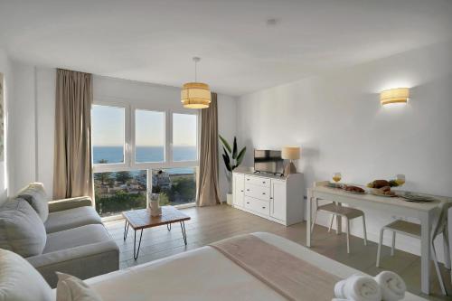 AIO Seaview Apartment - Prime Location & Sea Views