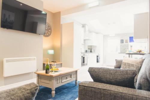 a living room with a couch and a table at LYNNTON HOUSE Stunning 6 bed Town Centre House ALL with En-Suites Prime Location Tamworth in Tamworth