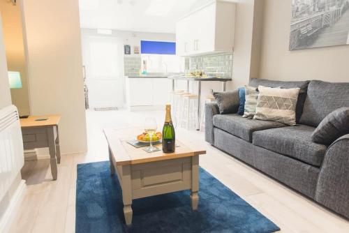 a living room with a couch and a table at LYNNTON HOUSE Stunning 6 bed Town Centre House ALL with En-Suites Prime Location Tamworth in Tamworth