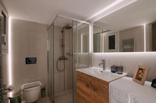 Stylish 2BR Apartment with Balcony in Exarcheia