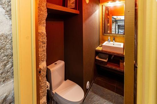 a bathroom with a toilet and a sink at Guest H4U - Nature & Pool Guarda in Seixo Amarelo